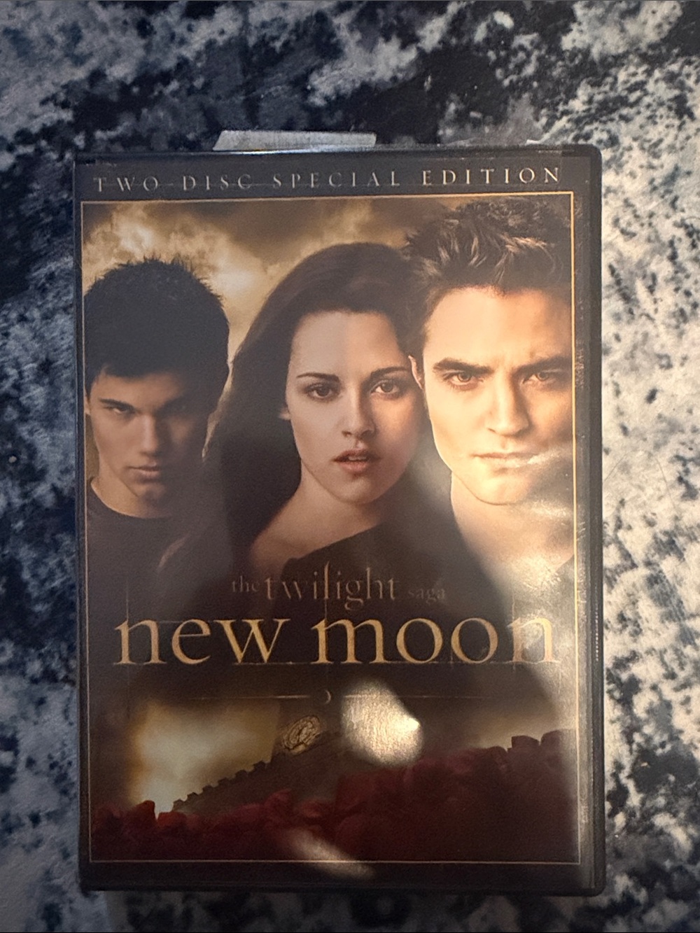 The Twilight Saga: New Moon DVD - Brown/Gold‎ Cover